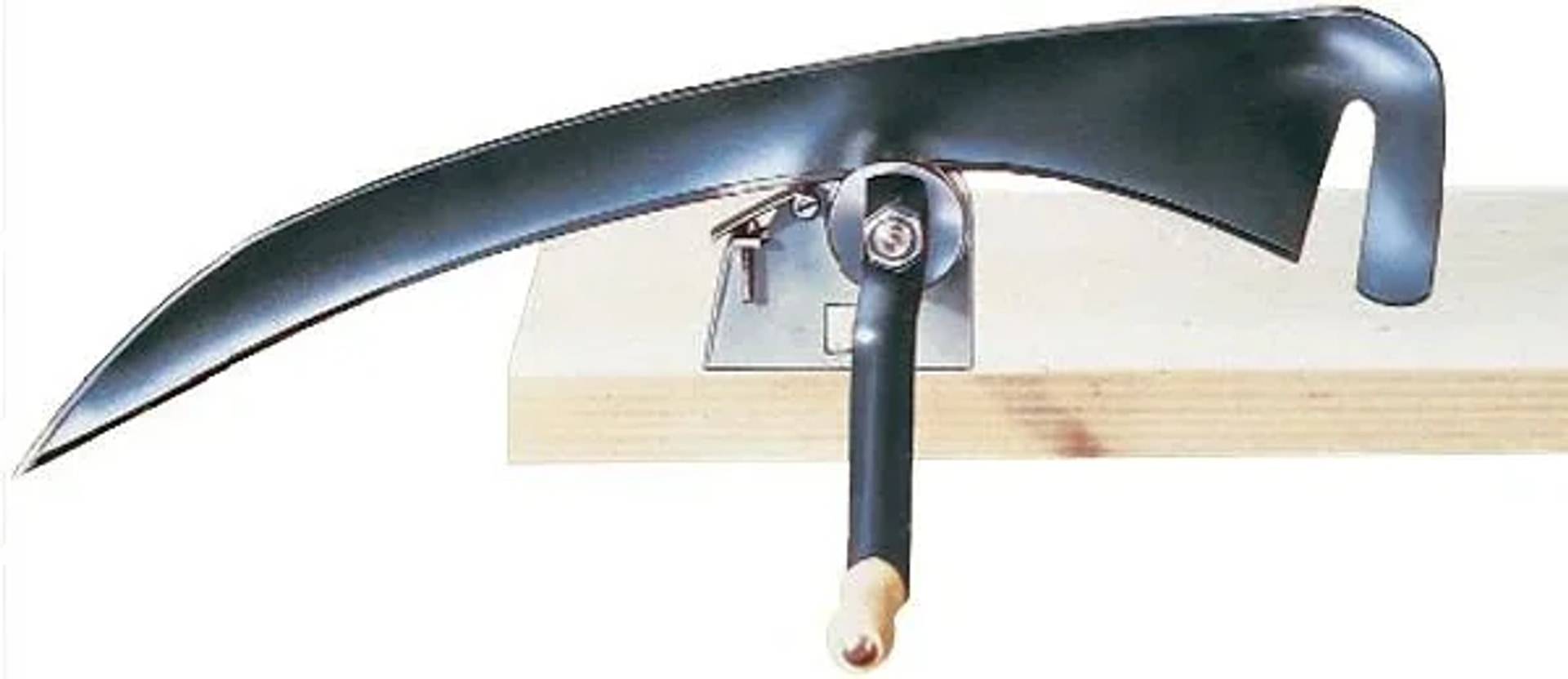 Schwarzes gebogenes Metallhebelwerkzeug mit Wandhalterung, Holzgriff und abgerundetem Ende.