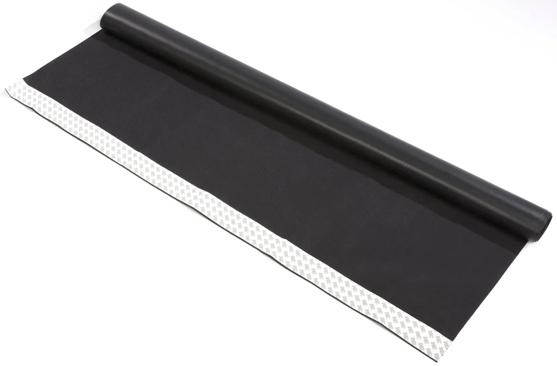 Schwarze Rolle aus Klebedachmembran oder Blitzschutzfolienmaterial, entrollt auf weißem Hintergrund gezeigt.