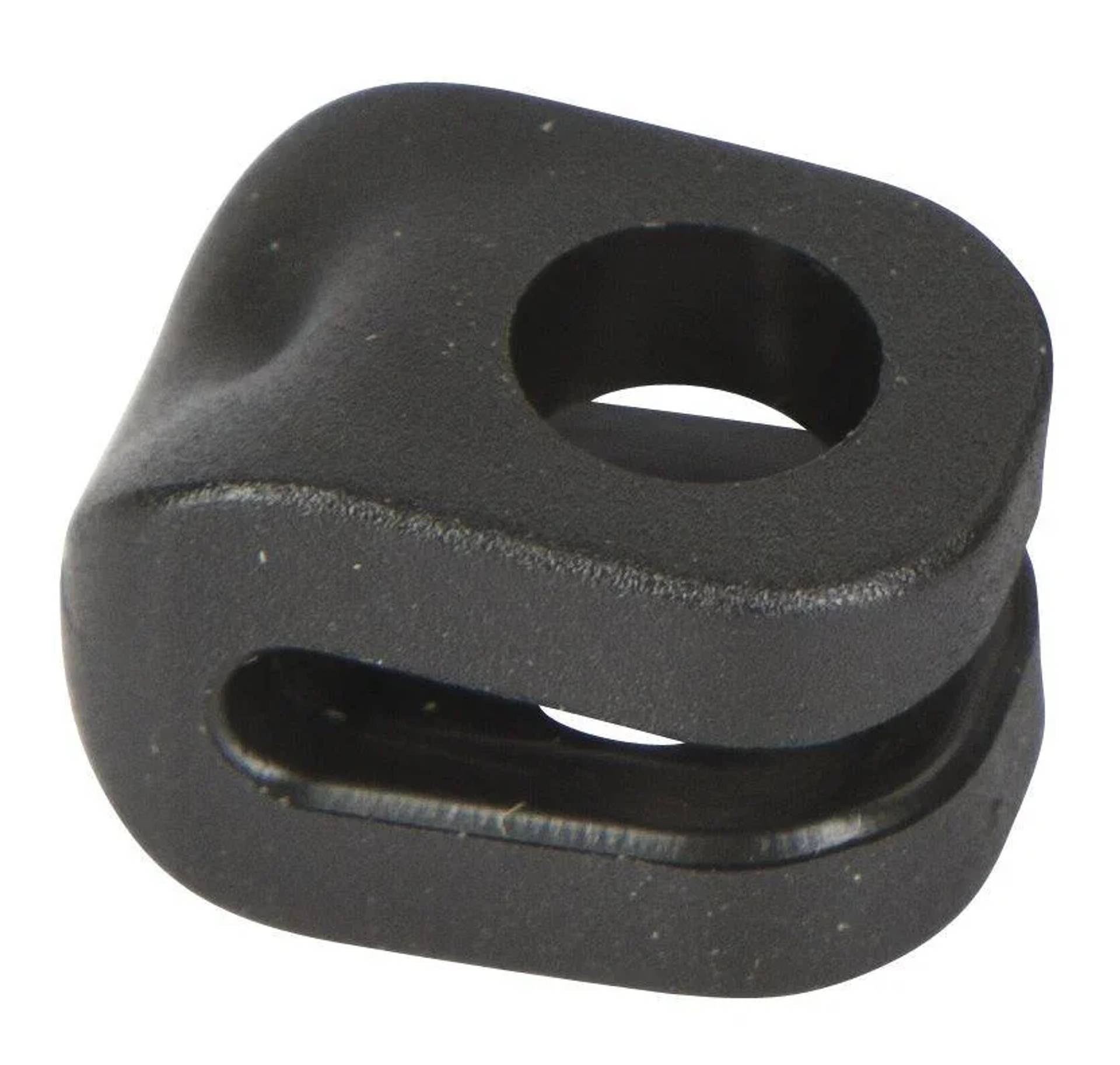 Schwarze Gummikabelschelle oder Zugentlastungsclip mit rundem Loch und seitlichem Schlitz, gezeigt auf weißem Hintergrund.
