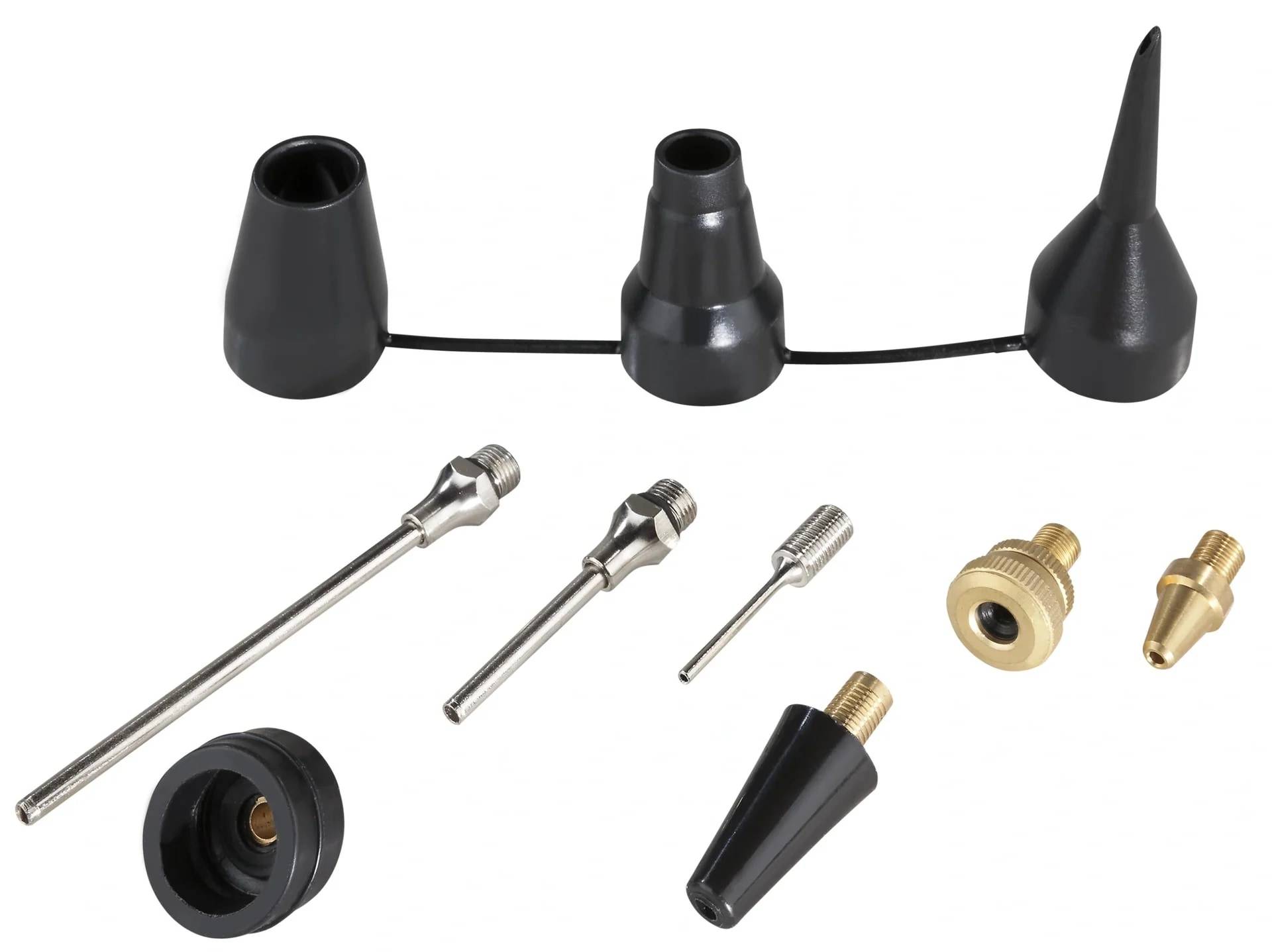 Sortierte Ventil- und Düsenadapter zum Aufpumpen von Reifen oder Sportausrüstung, gezeigt mit austauschbaren schwarzen und Metalltips auf weißem Hintergrund.