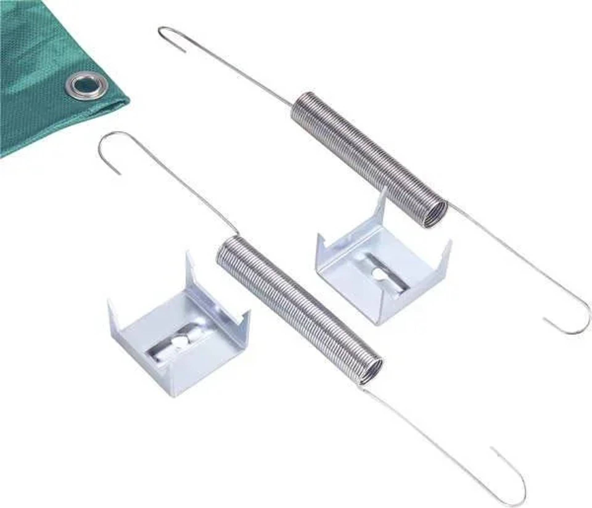 Metallische federgespannte Zelt- oder Plane-Haken mit Drahtschleifen, dargestellt mit zwei transparenten Befestigungsclips auf weißem Hintergrund.