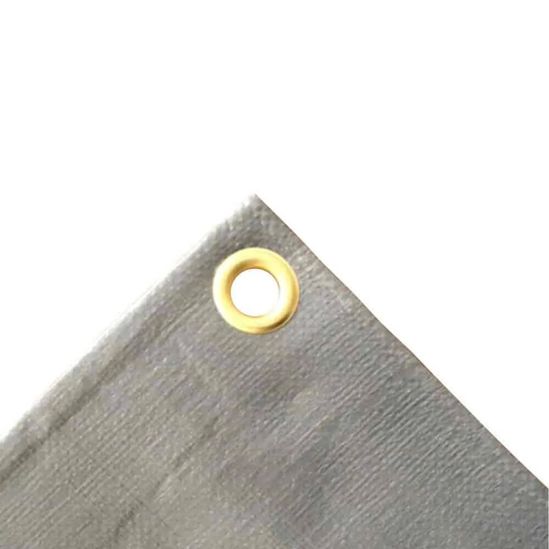 Nahaufnahme einer grauen Gewebeecke mit einer Messingmetall-Öse auf weißem Hintergrund.