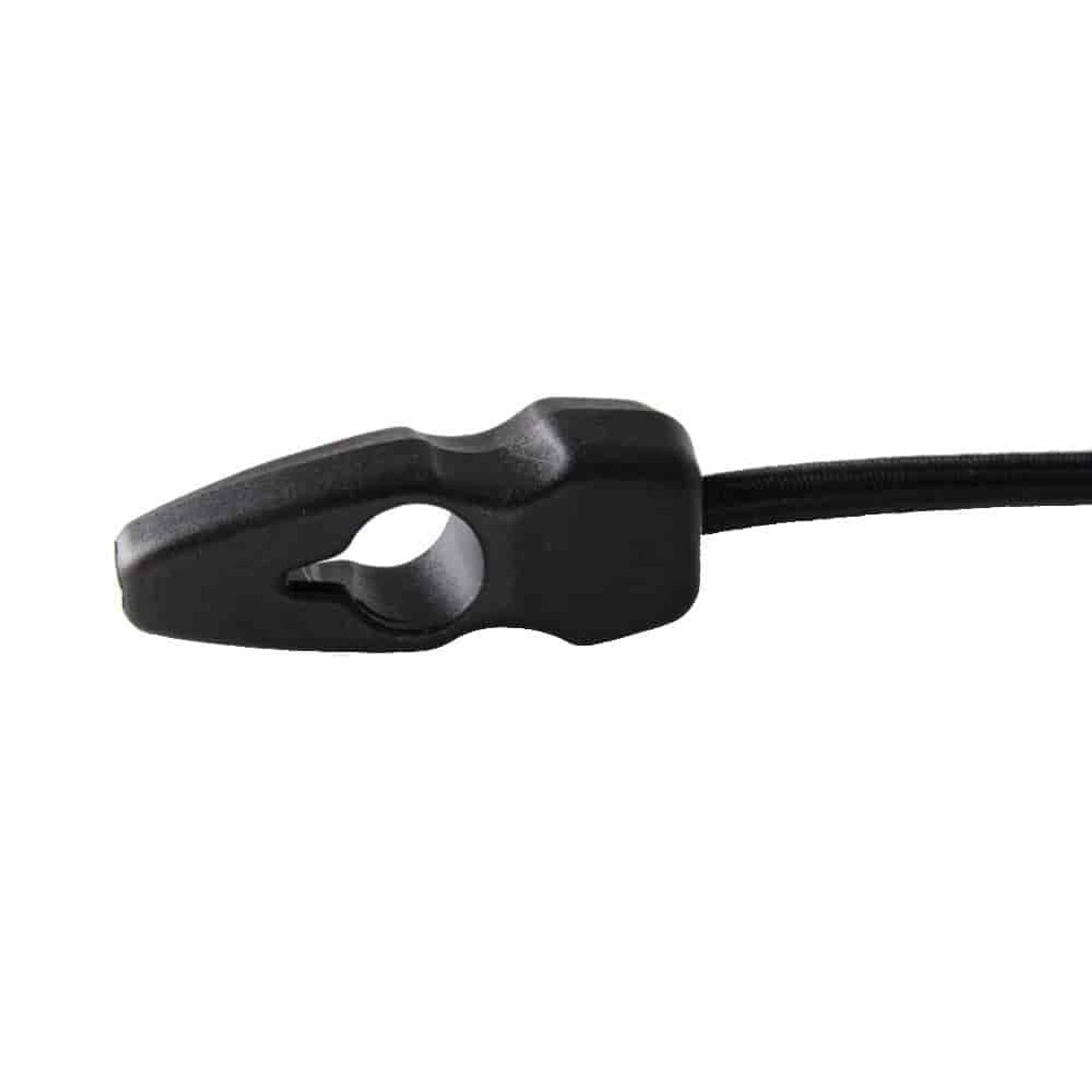 Nahaufnahme eines schwarzen Kunststoffkabelclips mit einem Kabel, das durch ihn hindurchgeführt wird, auf weißem Hintergrund.