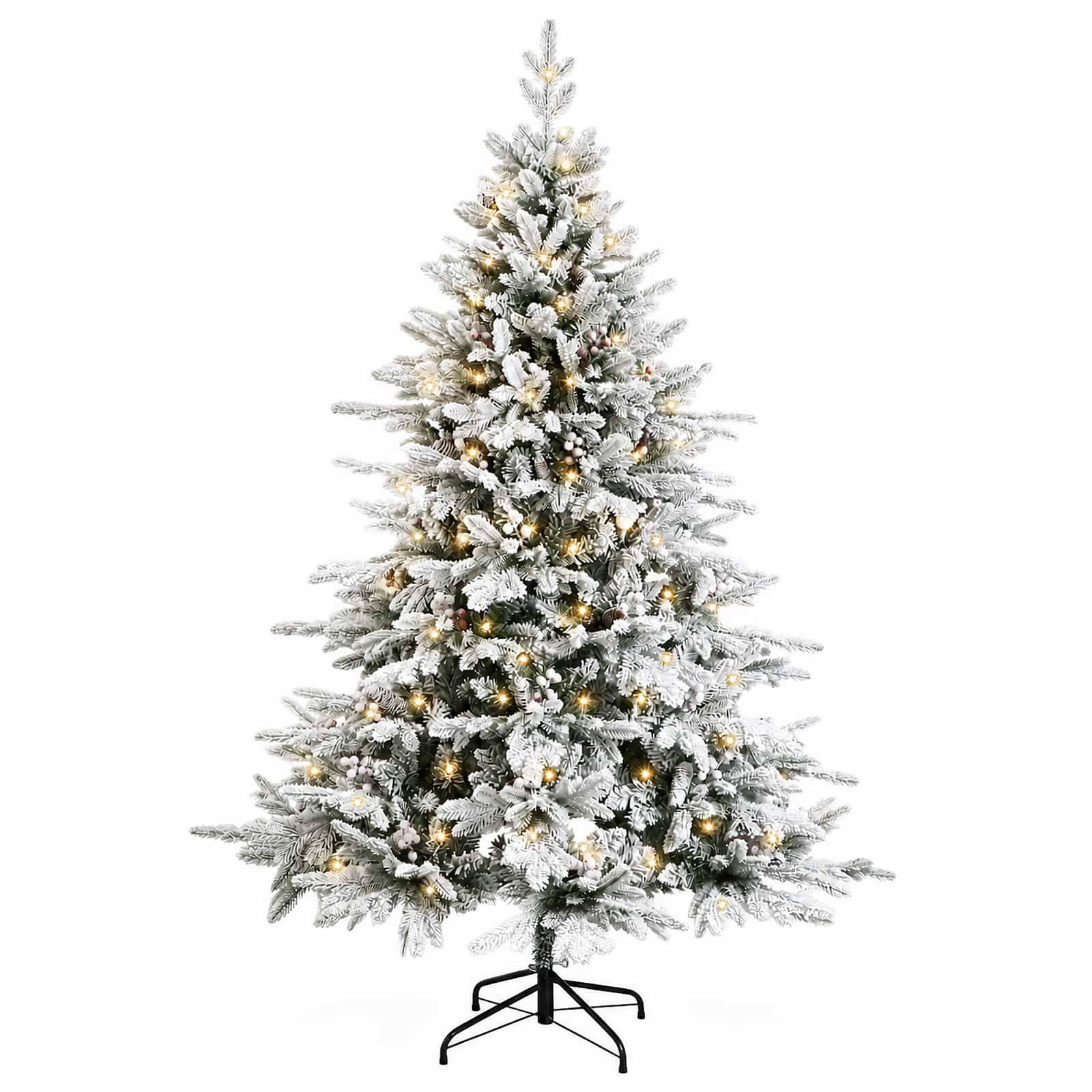 Schneebestäubter künstlicher Weihnachtsbaum mit warmweißen Lichtern auf einem schwarzen Ständer vor weißem Hintergrund.