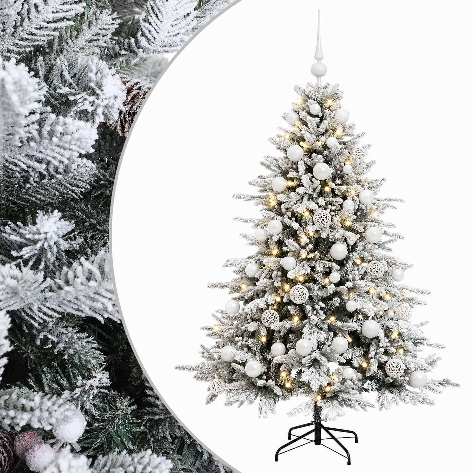 Schneebedeckter künstlicher Weihnachtsbaum mit weißen Kugeln und warmem Licht auf einem Ständer, dargestellt neben einer Nahaufnahme von bereiften Ästen.