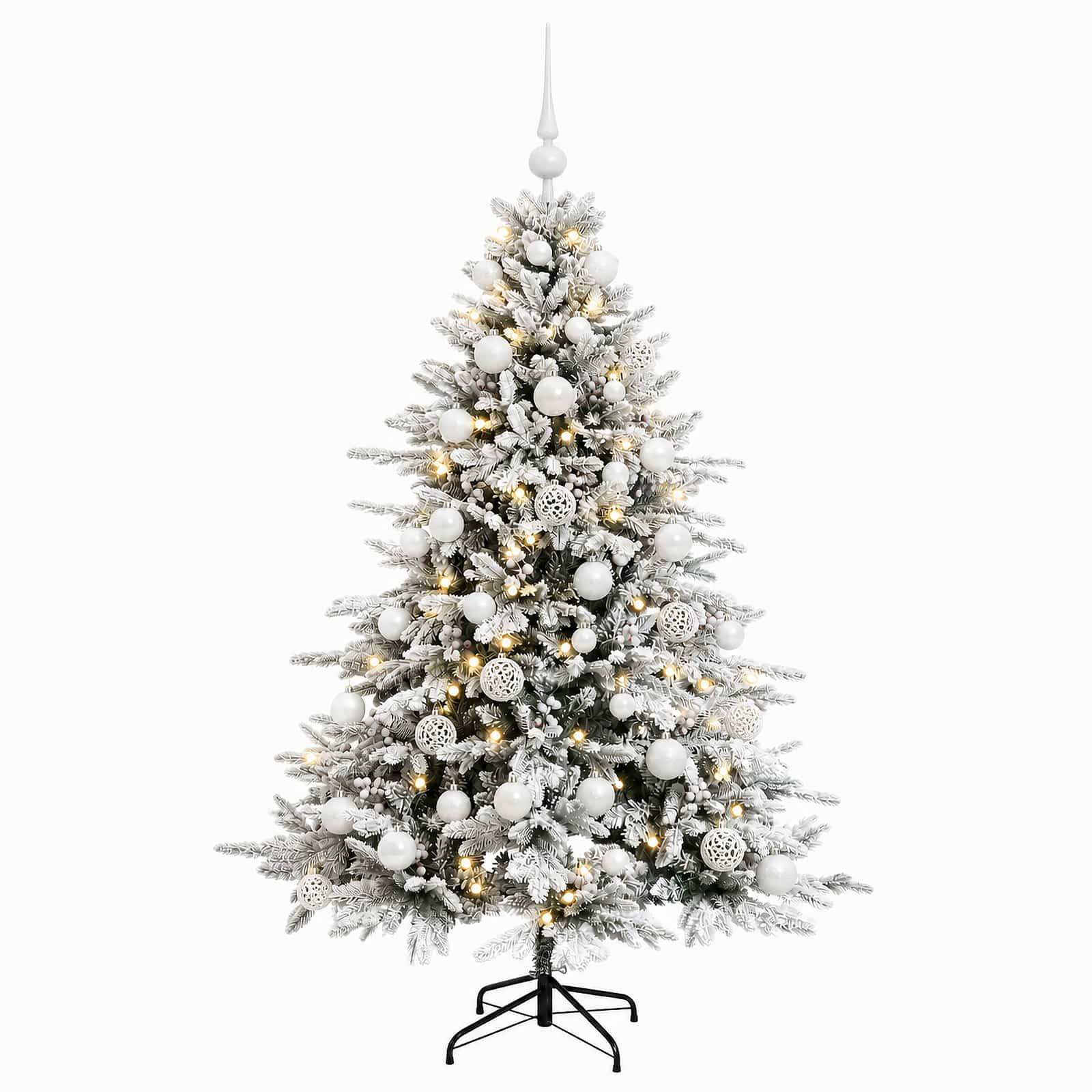 Dekorierter künstlicher Weihnachtsbaum mit schneebedeckten Ästen, weißen Weihnachtskugeln und warmem Lichterglanz auf einem Ständer vor weißem Hintergrund.