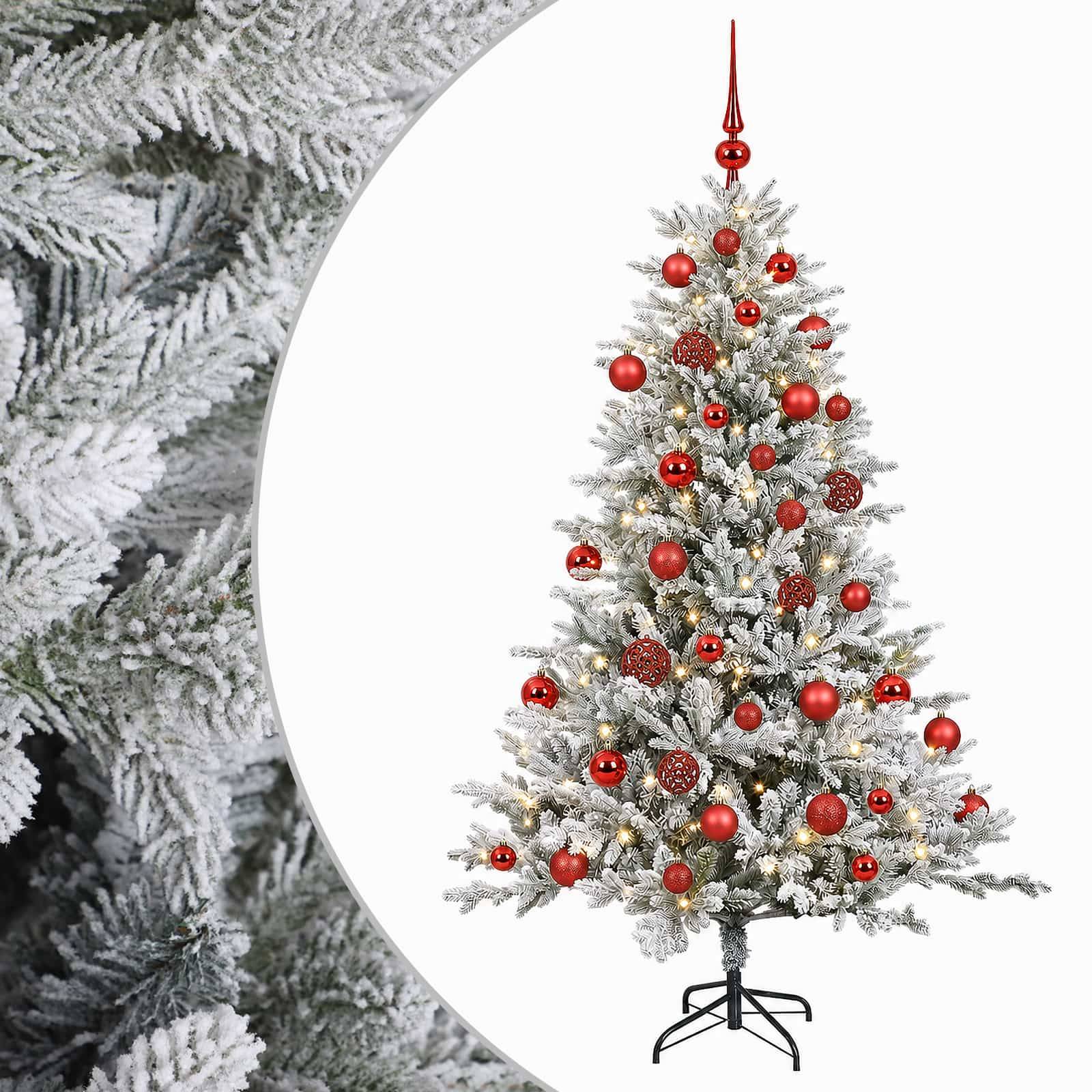 Künstlicher Weihnachtsbaum mit Raureifeffekt, dekoriert mit roten Kugeln und Lichtern, in voller Länge auf einem Ständer vor weißem Hintergrund gezeigt.