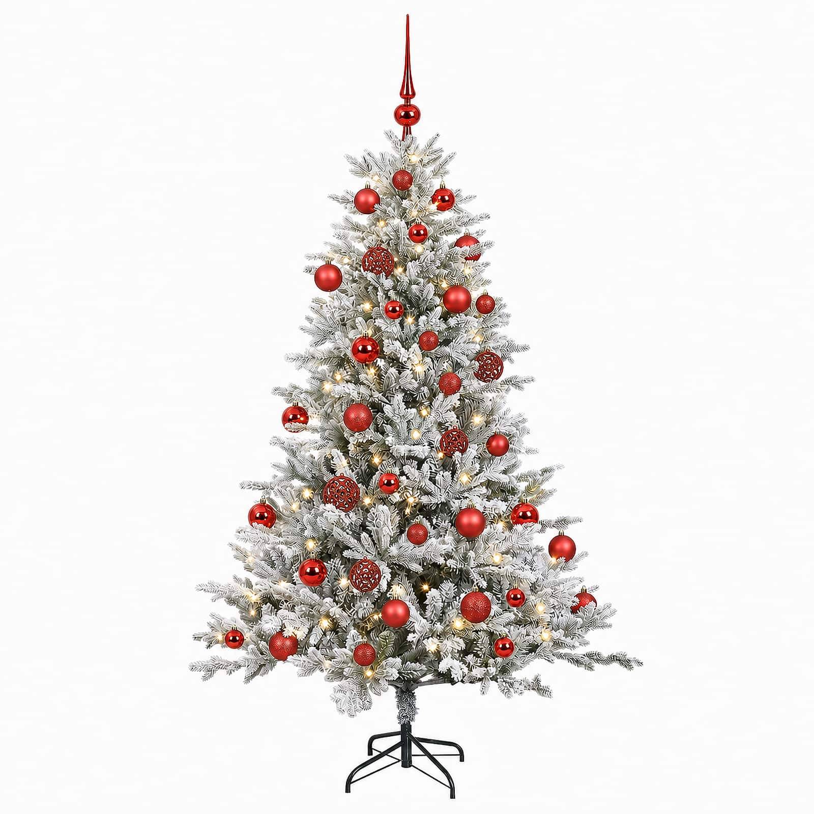 Mit Schnee bedeckter Weihnachtsbaum, dekoriert mit roten Kugeln und Lichtern auf einem Ständer, isoliert auf weißem Hintergrund.