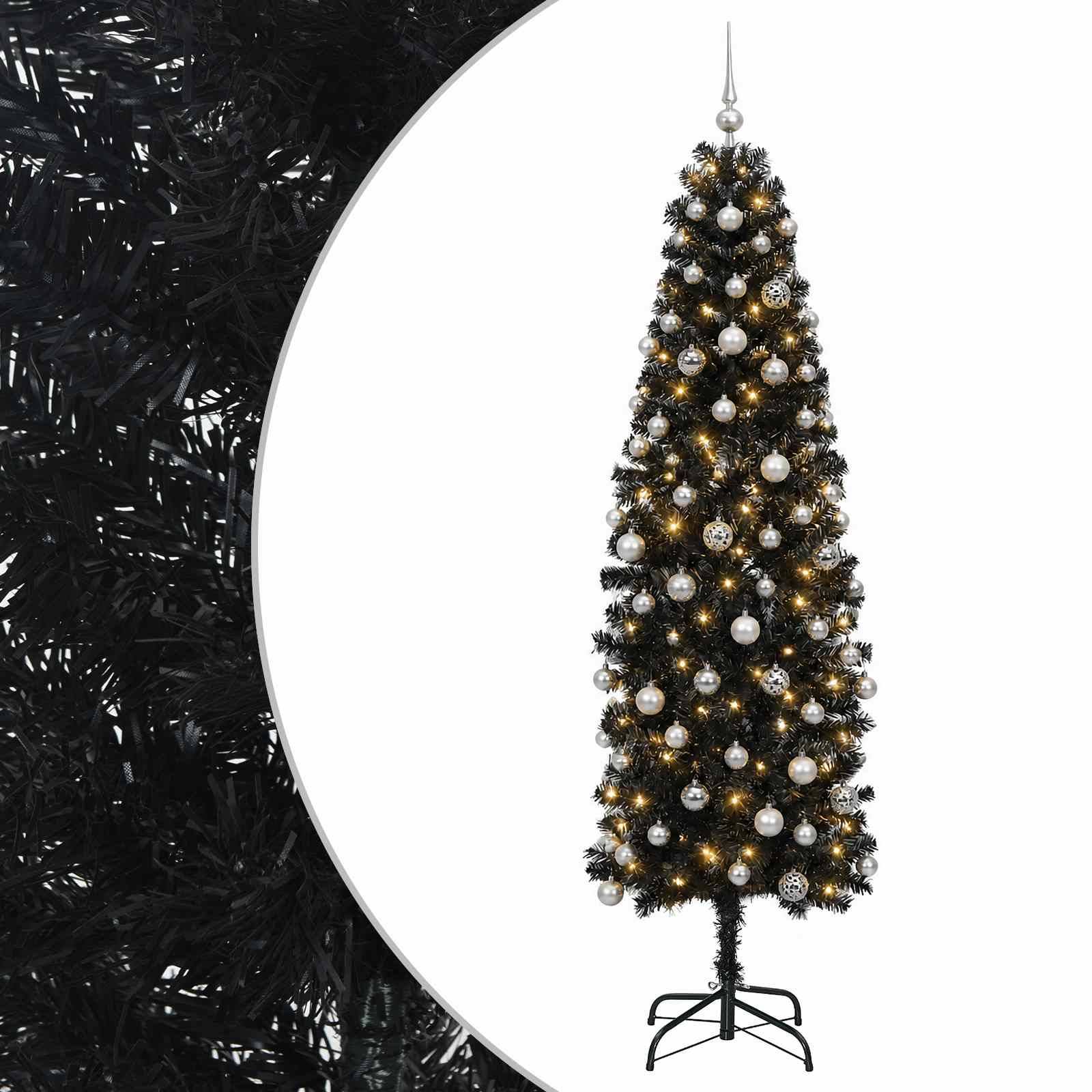 Großer schwarzer Weihnachtsbaum mit warmweißen Lichtern und silbernen Christbaumkugeln auf einem Ständer vor weißem Hintergrund.