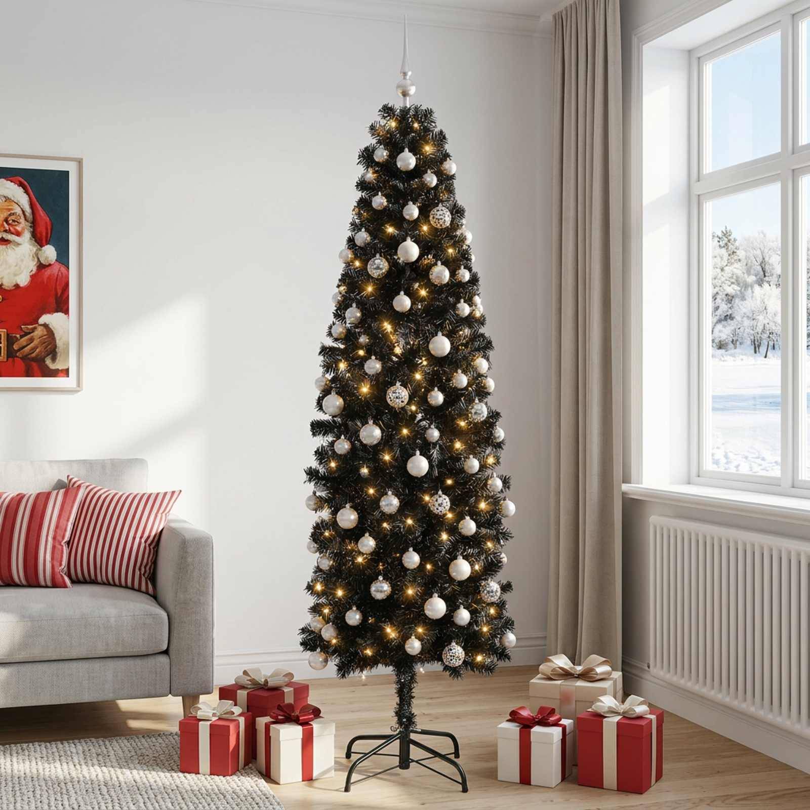 Geschmückter Weihnachtsbaum mit weißen und silbernen Verzierungen und Lichtern, der in einem hellen Wohnzimmer neben eingepackten Geschenken steht.