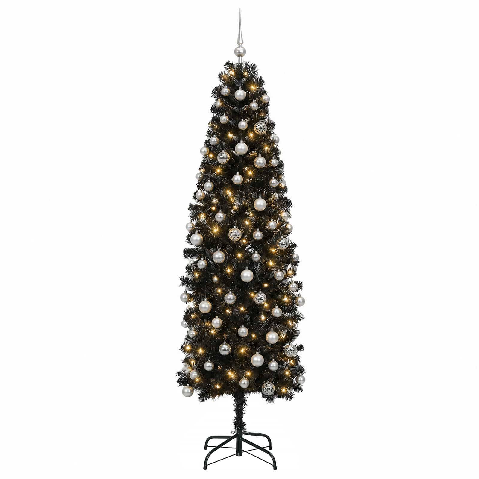Ein hoher, schmaler schwarzer Weihnachtsbaum, der mit silbernen Kugeln und warmen Lichtern auf einem Ständer vor weißem Hintergrund geschmückt ist.