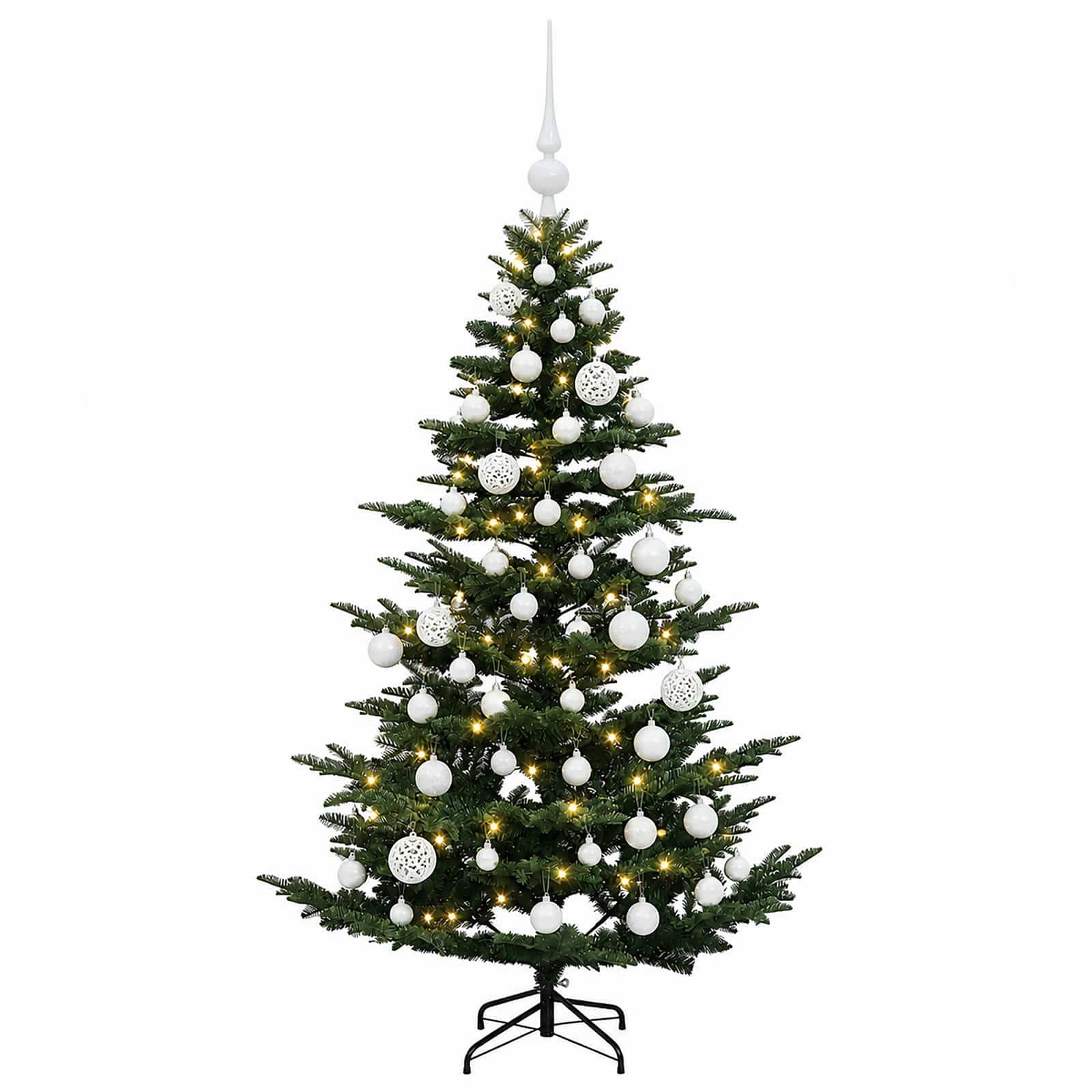 Dekoration Weihnachtsbaum mit weißen Kugeln und warmen Lichtern auf einem Ständer vor weißem Hintergrund.