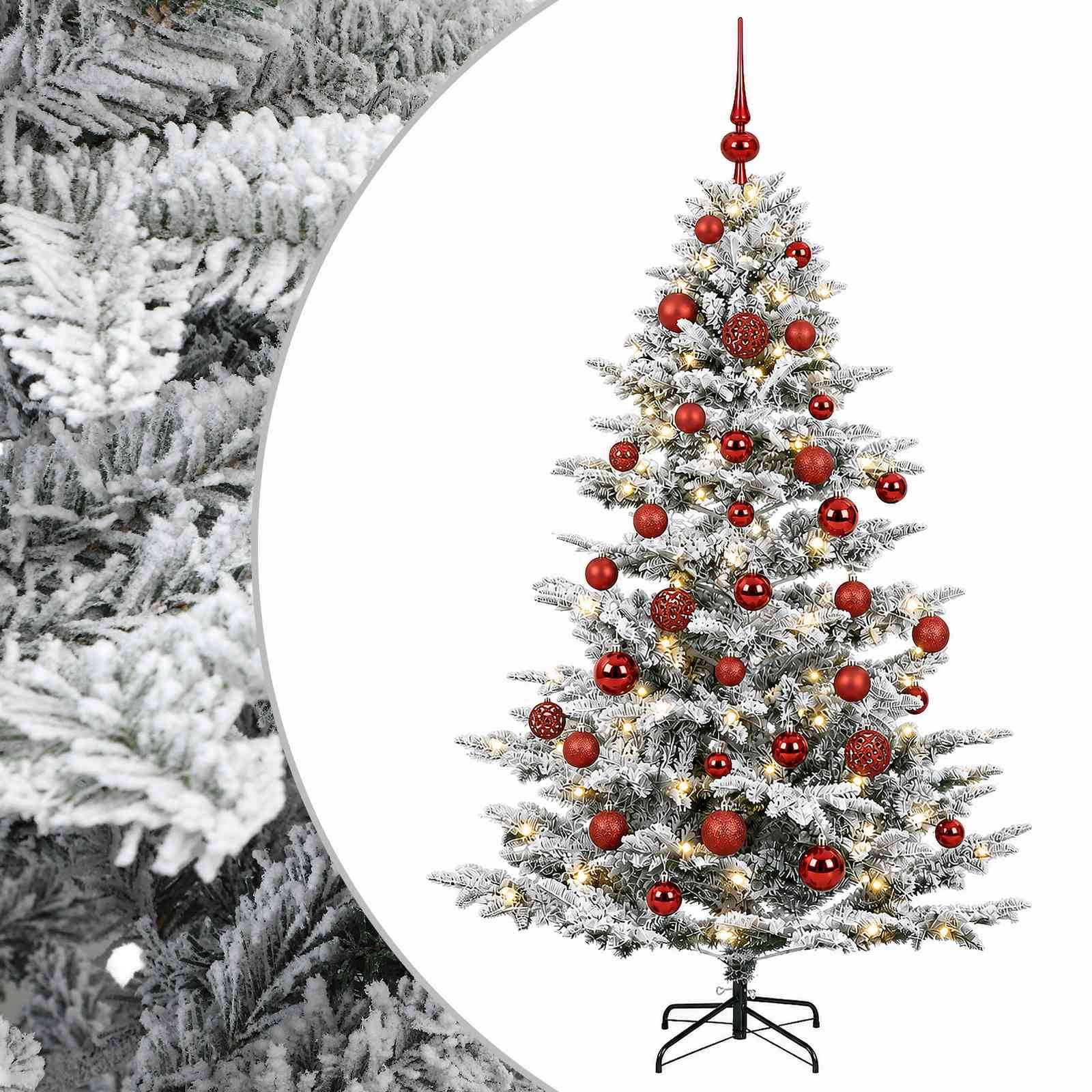 Mit Schnee bedeckter künstlicher Weihnachtsbaum mit roten Kugeln und Lichtern auf einem Ständer, dargestellt mit einer eingefügten Detailaufnahme eines reifbehangenen Astes.