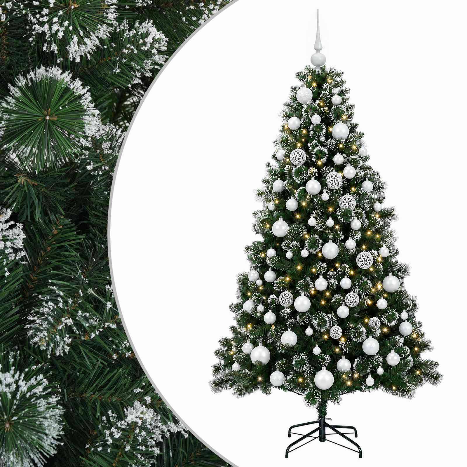 Dekorierter künstlicher Weihnachtsbaum mit weißen Kugeln, Lichtern und Metallständer, auf weißem Hintergrund gezeigt, mit einer Nahaufnahme von verschneiten Ästen auf der linken Seite.