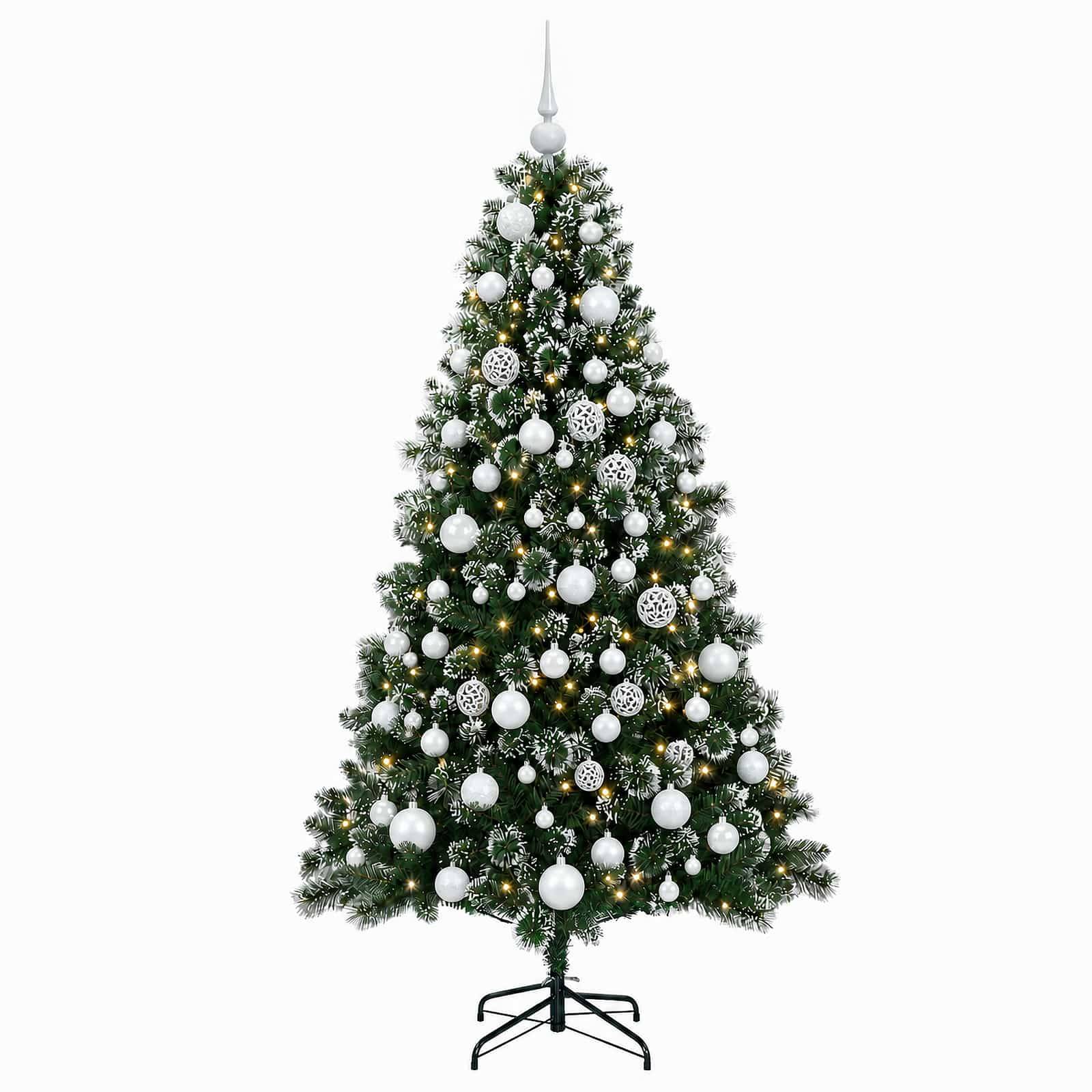 Dekorierter künstlicher Weihnachtsbaum mit weißen Christbaumkugeln und warmem Licht auf einem schwarzen Ständer vor einem weißen Hintergrund.