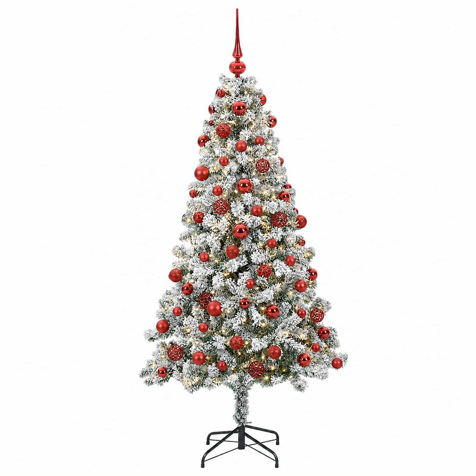 Dekorierter künstlicher Weihnachtsbaum mit weißer Schneeeffekt-Beschichtung, roten Kugeln und einer roten Spitze auf schwarzem Ständer vor weißem Hintergrund.