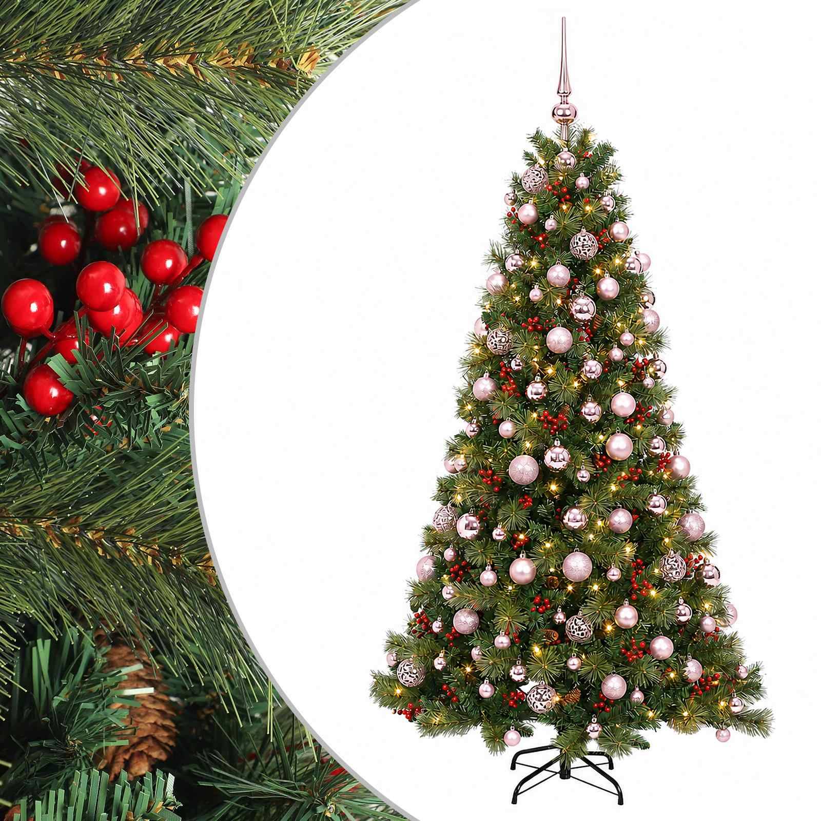 Geschmückter Weihnachtsbaum mit rosa, silbernen und roten Kugeln; Nahaufnahme von Kiefernzweigen mit roten Beeren und Zapfen auf der linken Seite.