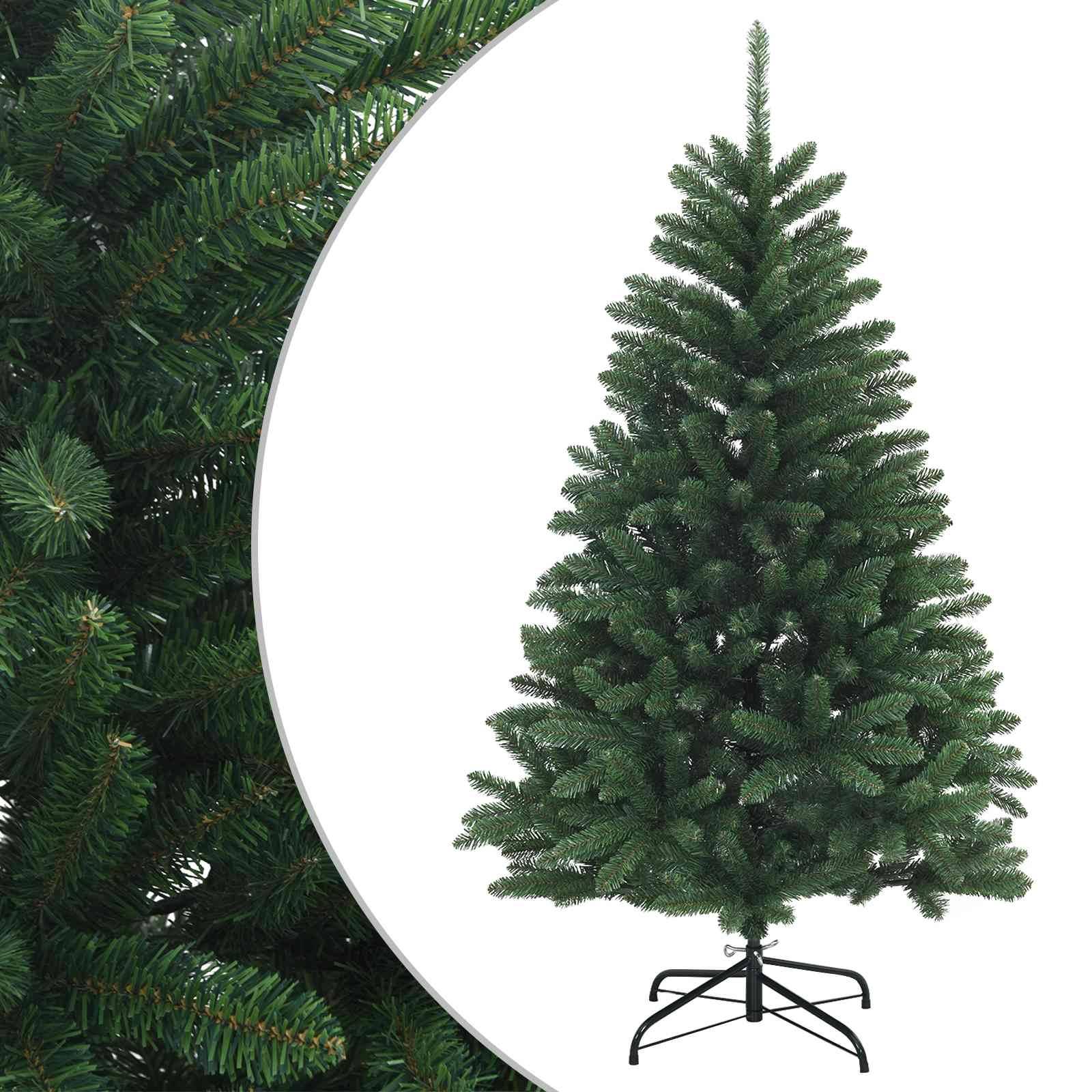 Künstlicher Weihnachtsbaum auf einem Metallständer, gezeigt mit einer Nahaufnahme von grünen Ästen auf der linken Seite.
