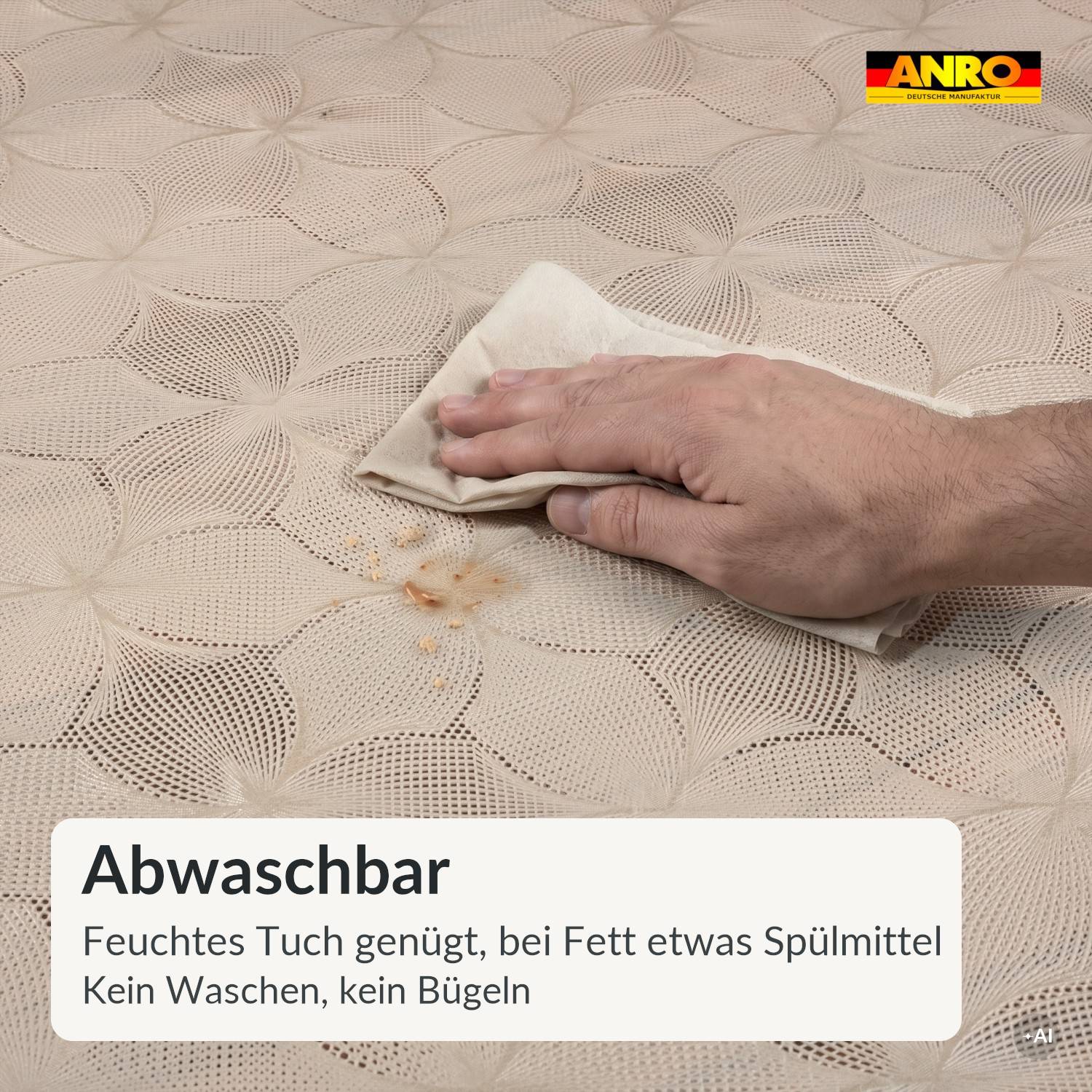 Hand wischt einen Fleck von einer strukturierten Stoffoberfläche mit einem Tuch ab; deutscher Text besagt waschbar, nur ein feuchtes Tuch und mildes Waschmittel, kein Waschen oder Bügeln.