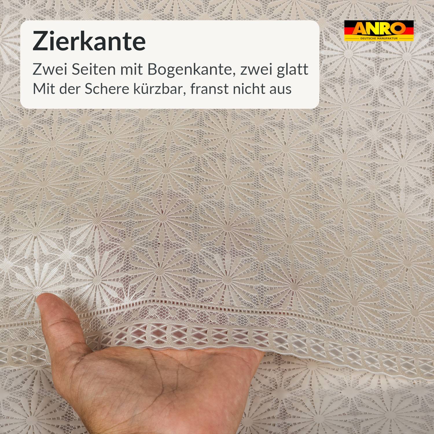 Nahaufnahme eines spitzenartigen Dekorationsstoffes, der hochgehalten wird und eine fertige Kante zeigt; deutscher Text sagt "Zierkante"" und vermerkt zwei Seiten mit gewölbter Kante, zwei glatte, mit der Schere schneidbar.