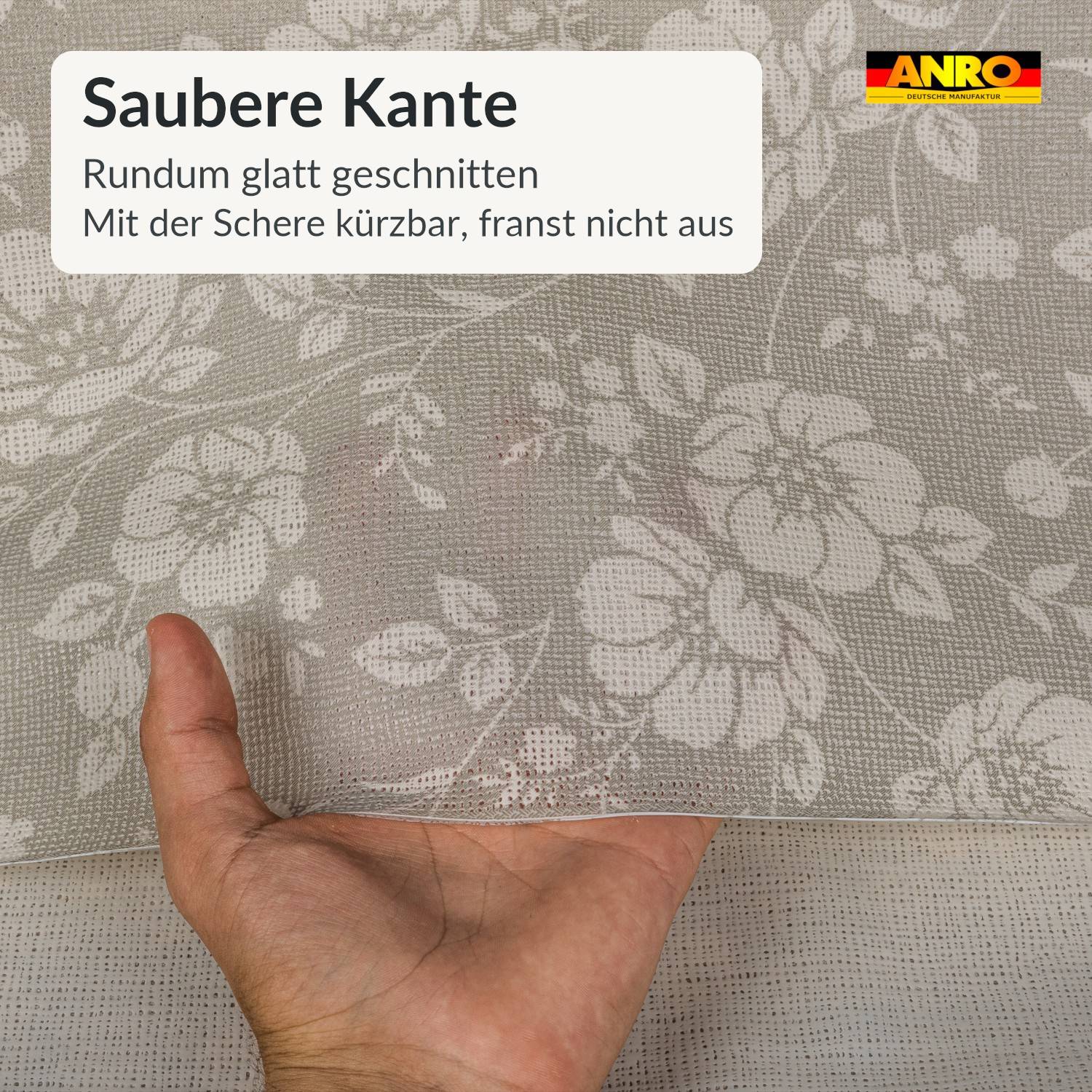 Stoffmuster mit einer sauberen, glattkantigen Schnittkante, das in einer Hand gehalten wird; Text sagt „Saubere Kante", „Rundum glatt geschnitten"" und „Mit der Schere kürzbar, franst nicht aus"".
