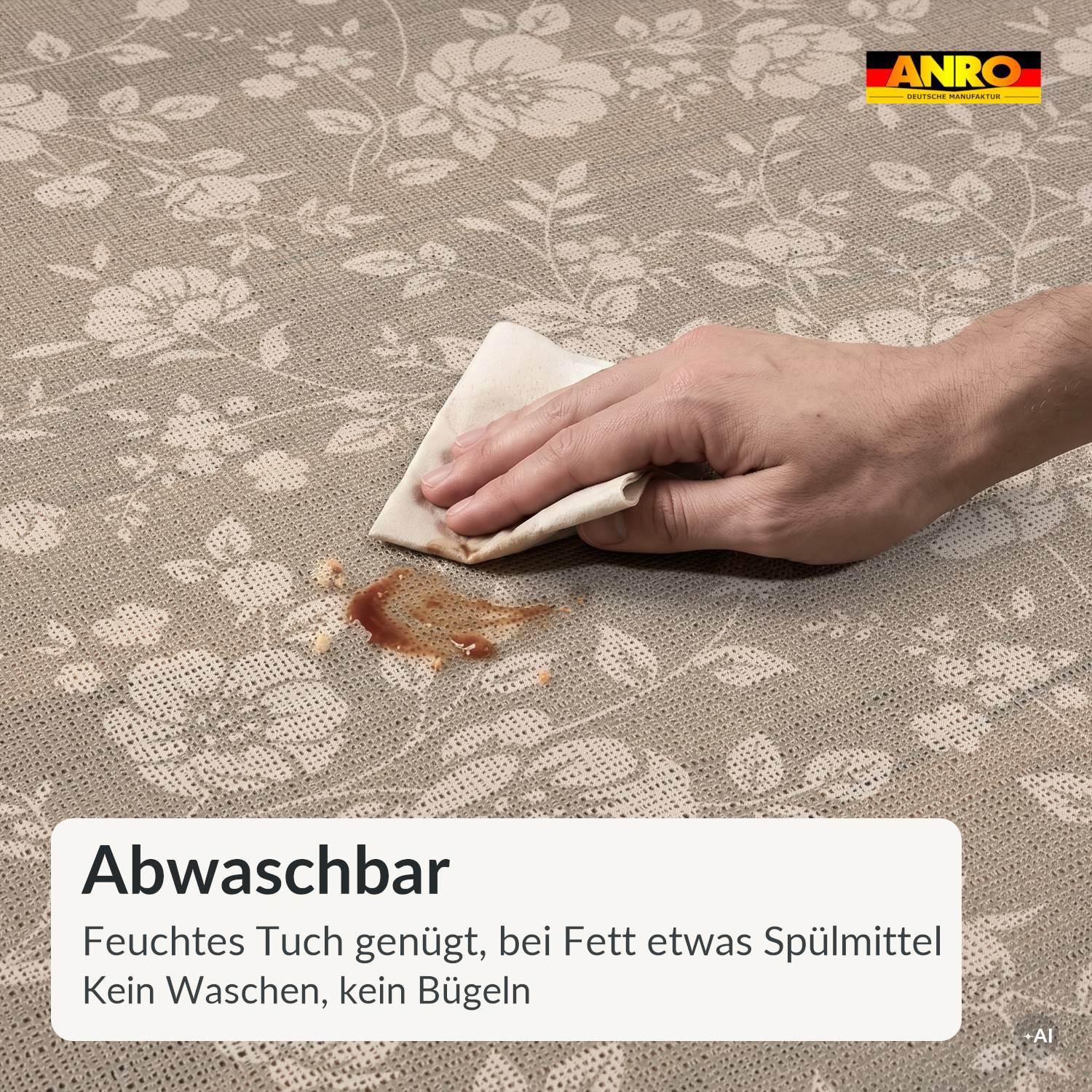 Hand wischt einen verschütteten Fleck von einer blumigen Tischdecke; Text sagt „Abwaschbar" und „Feuchtes Tuch genügt, bei Fett etwas Spülmittel. Kein Waschen, kein Bügeln."