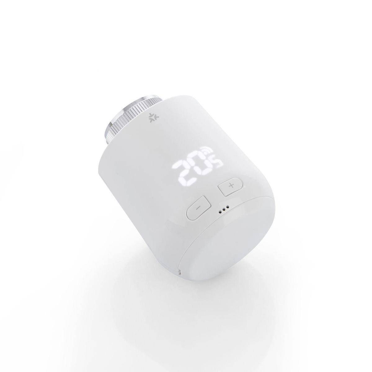 Weißes digitales Heizkörperthermostat mit Anzeige von 20,5 auf seinem Bildschirm, mit Plus- und Minusknöpfen an der Vorderseite.