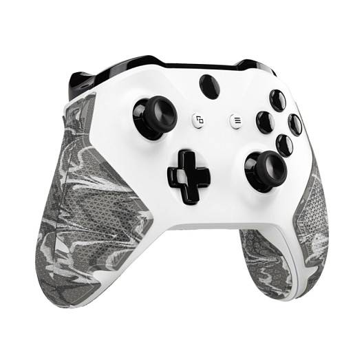Weiß-schwarzer Xbox-ähnlicher Spielecontroller mit gemustertem grauem Griff auf weißem Hintergrund.