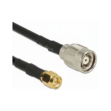 Zwei koaxiale Kabel mit unterschiedlichen Steckern: ein großer silberner Gewinde-Stecker und ein kleinerer Gold-Stecker auf weißem Hintergrund.