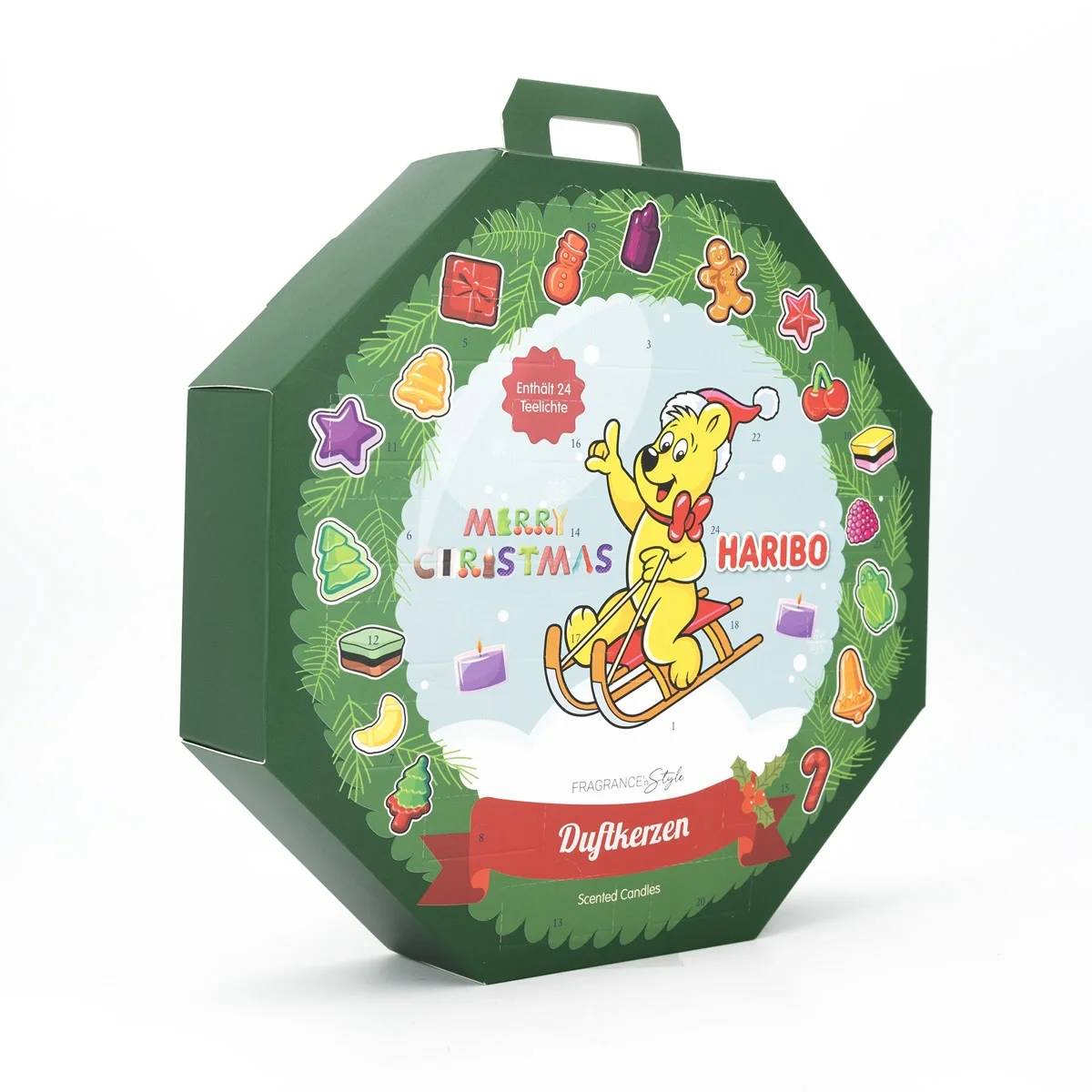 Grüne achteckige Haribo-Weihnachtssüßigkeits-Geschenkbox mit Griff, mit einem Cartoon-Bären auf einem Schlitten und dem Text „Merry Christmas