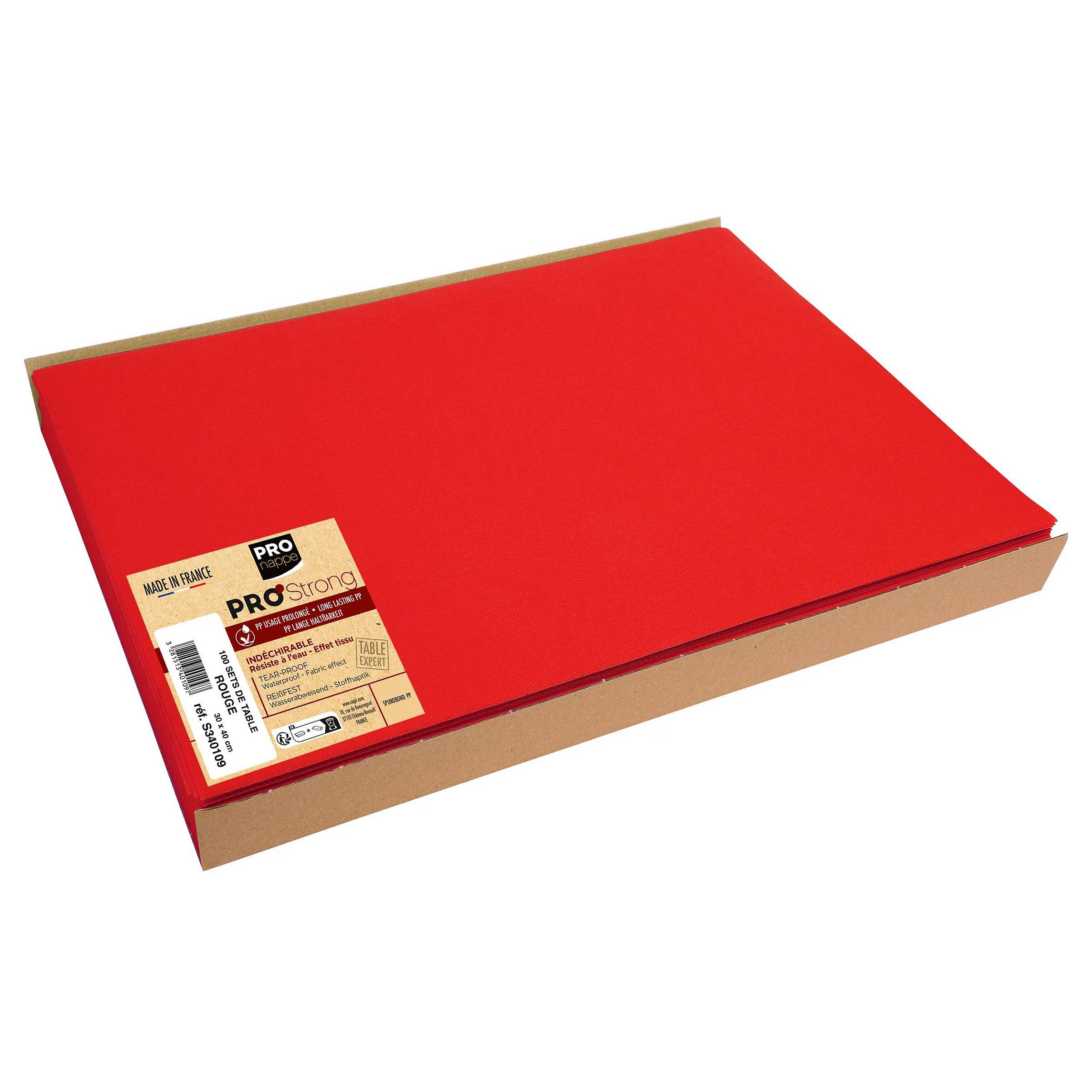 Rote ProStrong-Präsentationsbox oder Portfoliomappen-Ordner mit einem Etikett in der unteren linken Ecke, geschlossen auf weißem Hintergrund dargestellt.