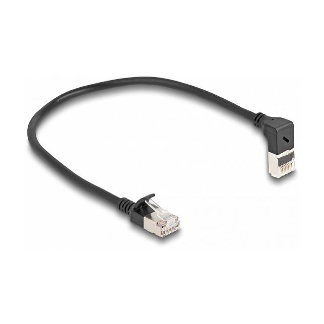 Schwarzes Ethernet-Kabel mit Winkelstecker auf einer Seite und standardmäßigem RJ45-Stecker auf der anderen Seite, freigestellt auf weißem Hintergrund