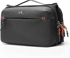 Schwarze rechteckige Reisetasche mit Tragegriff oben, Reißverschlusstasche vorne und orangefarbenen Reißverschlussschiebern.