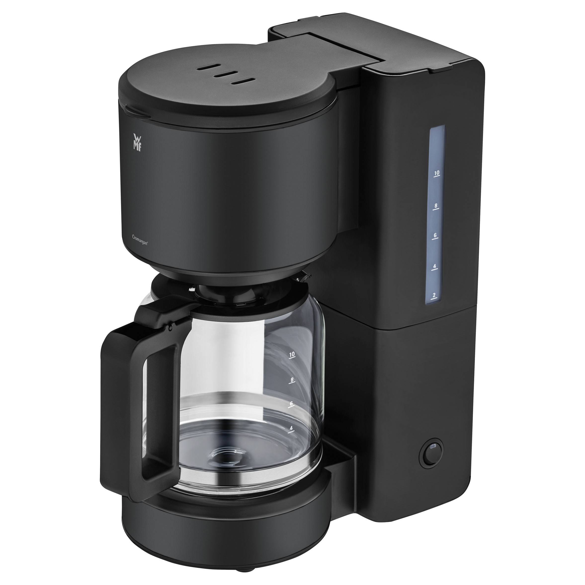 Schwarze Tropfkaffeemaschine mit glsernem Kännchen und seitlichem Wasserspiegelfenster auf weißem Hintergrund.