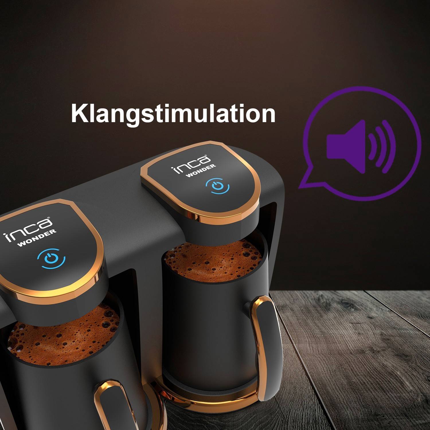 Zwei Inca Wonder Kaffeezubereiter auf einer Arbeitsplatte mit dem deutschen Wort 'Klangstimulation' und einem Lautsprechersymbol, was auf Soundstimulationsfunktionen hindeutet.