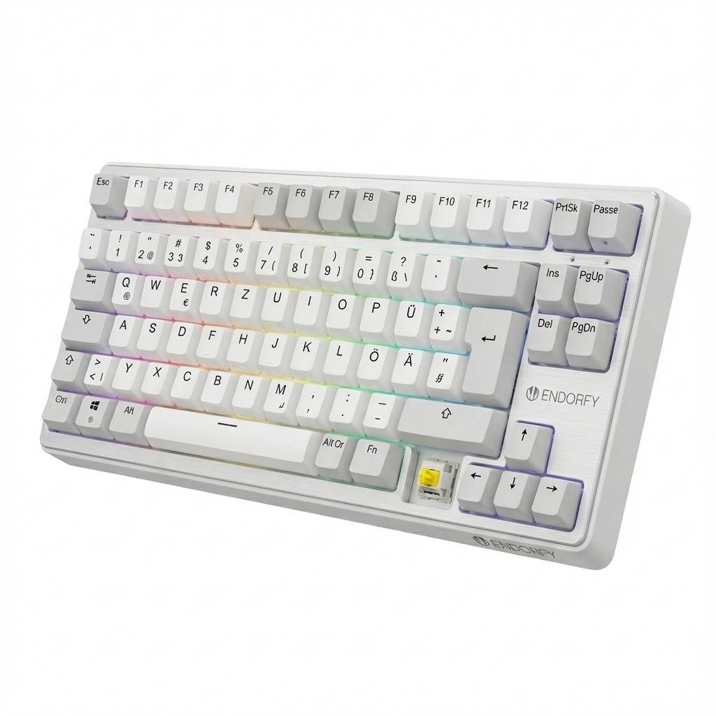 Weiße kompakte mechanische Tastatur von Endorfy mit weißen Tasten und nordischen Buchstaben, gezeigt vor einfachem Hintergrund.
