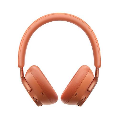 Orange kabellose Over-Ear-Kopfhörer isoliert auf weißem Hintergrund.