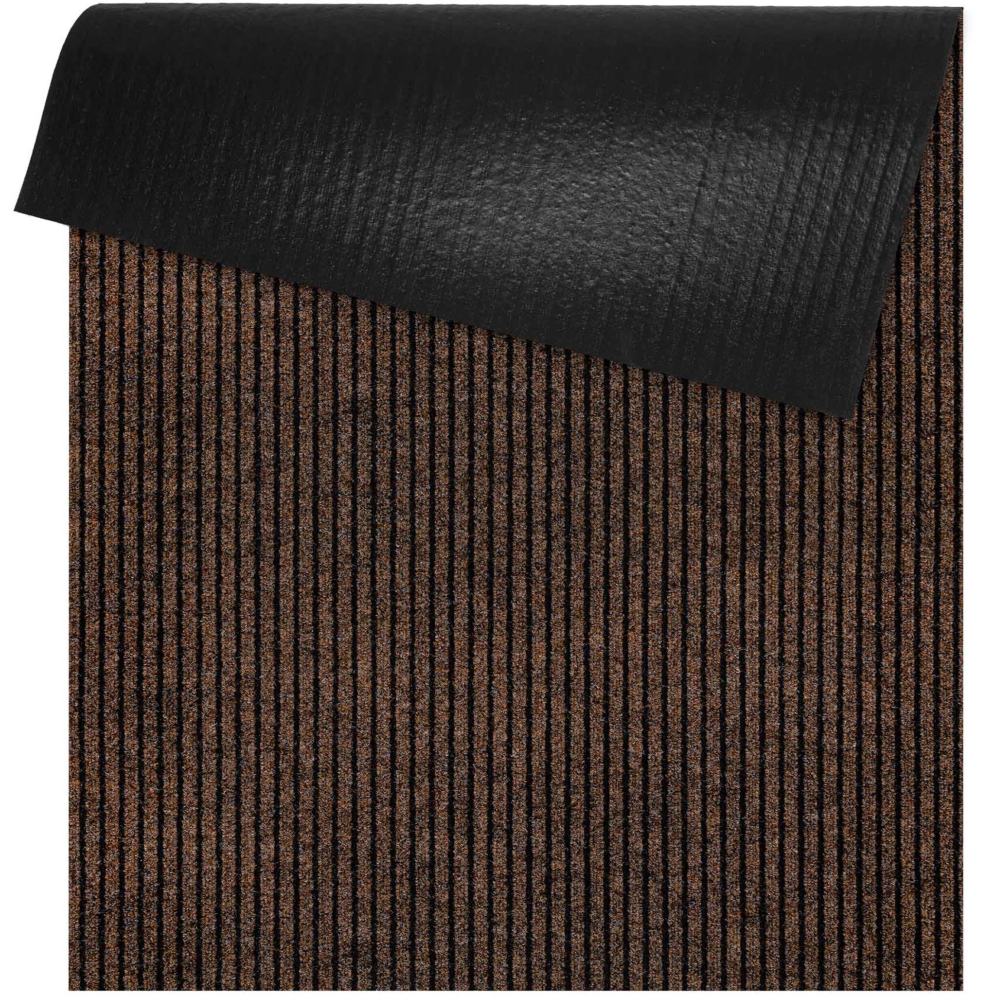Braune gerippte Matte mit einer schwarzen Klappe, die über die obere Kante gefaltet ist, auf einem einfachen weißen Hintergrund gezeigt.
