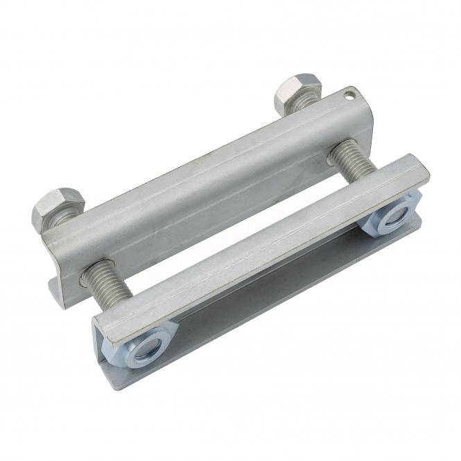 Metallische Kabelschelle mit zwei parallelen Stangen, Bolzen und Muttern auf weißem Hintergrund.
