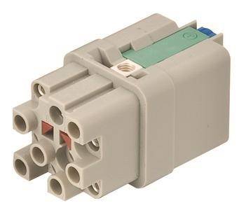 Nahaufnahme eines beigen Elektrosteckers mit mehreren runden Stiftkontakten und einer grünen Verriegelungslasche.