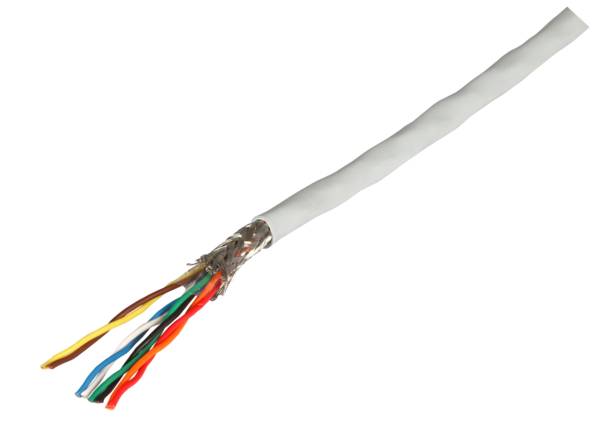 Ein durchtrenntenes Ethernet-Kabel mit freiliegenden mehrfarbigen verdrillten Drähten vor weißem Hintergrund.