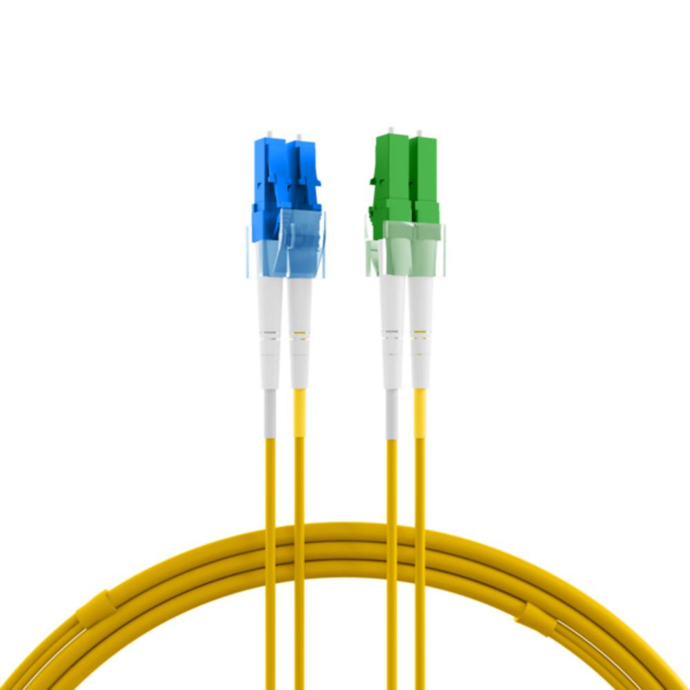 Zwei gelbe Ethernet-Kabel mit blauen und grünen RJ45-Steckern auf weißem Hintergrund.