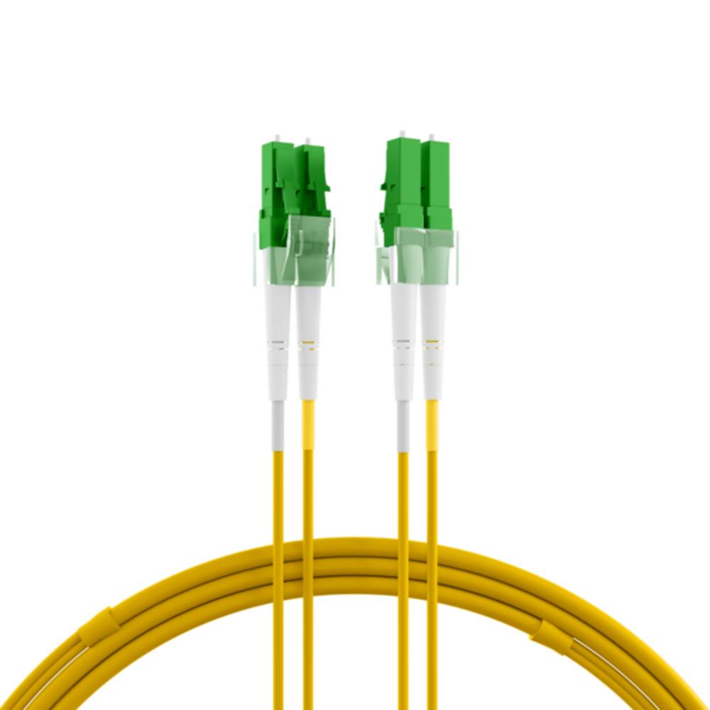 Zwei gelbe Lichtwellenleiterkabel mit grünen LC-Steckern und weißen Schutzkappen, aufgerollt vor weißem Hintergrund dargestellt.