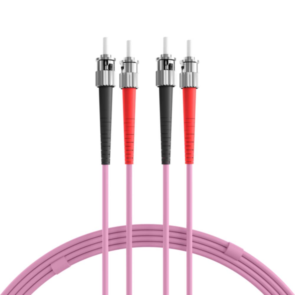Vier Lichtwellenleiterkabel-Stecker, zwei schwarz und zwei rot, mit rosa Kabeln, die auf weißem Hintergrund eine Schleife bilden.