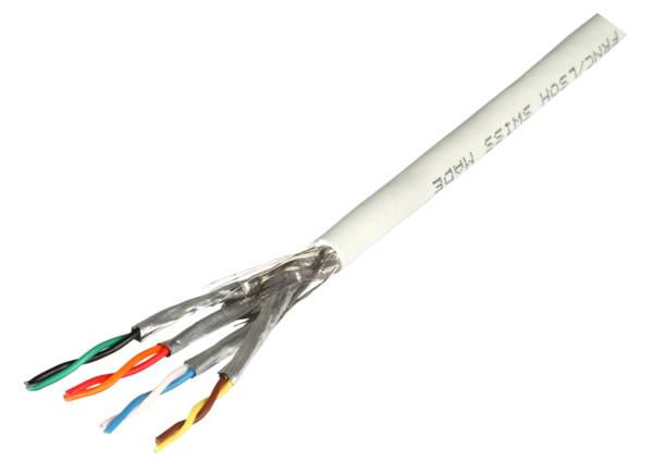 Ethernet-Kabel mit freiliegenden Twisted Pairs und gekennzeichneter weißer Außenhülle auf einfachem Hintergrund.