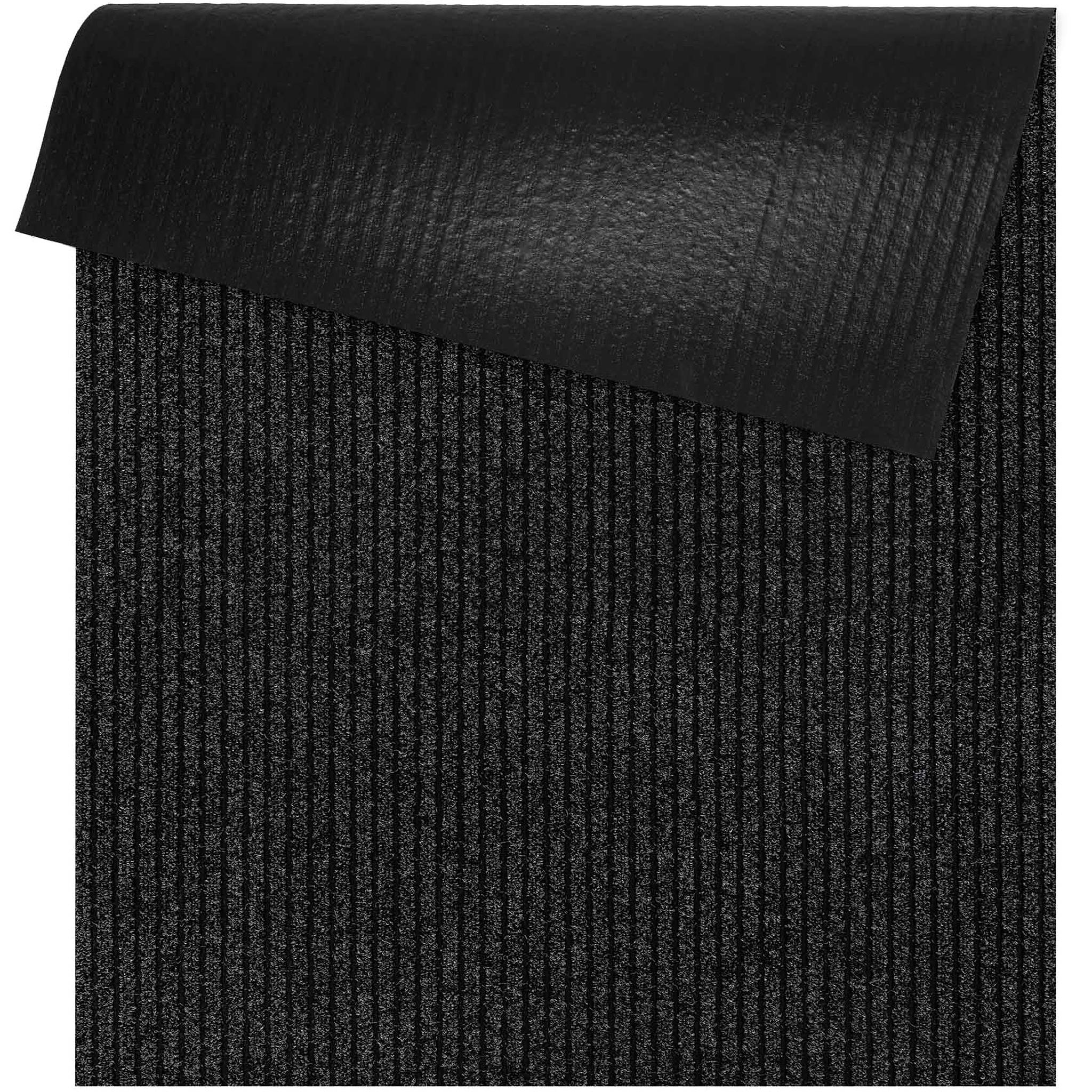 Schwarze strukturierte Teppichfliese mit umgeklappter Ecke, dargestellt auf schllichtem weißem Hintergrund.
