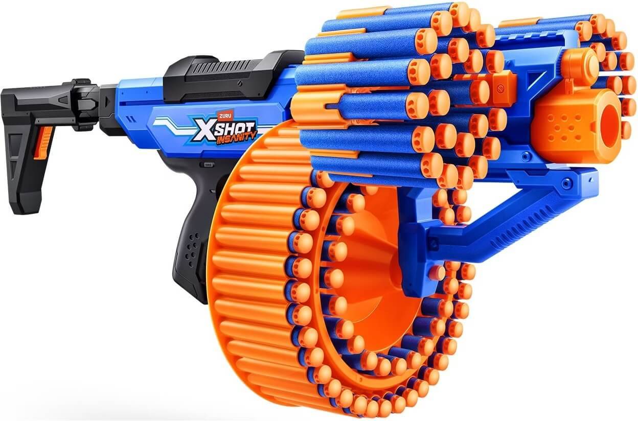 Blauer und orangefarbener Spielzeug-Schaumstoff-Dartblaster aus Schaumstoff mit großem rotierendem Trommelmmagazin und Schulterstütze, gezeigt auf weißem Hintergrund.