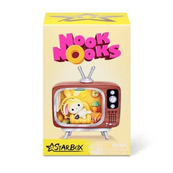 Spielzeugbox mit dem Logo "Nook Nooks"" und einem Retro-Fernseher mit einer Plüschfigur im Inneren, unten mit ""Starbox"" gekennzeichnet.