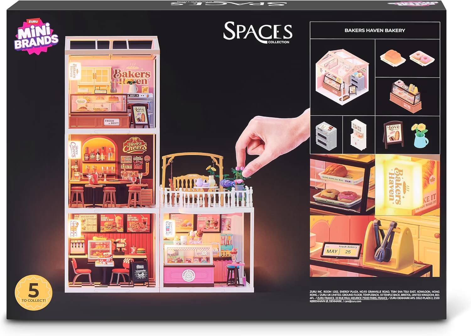 Mini Brands Spaces 'Bakers Haven Bakery' Spielset mit einer Bäckerei-Vitrine, miniaturem Backzubehör und raumstilgerechten Regalen, gezeigt mit Beispielaufbauten auf der Schachtel.