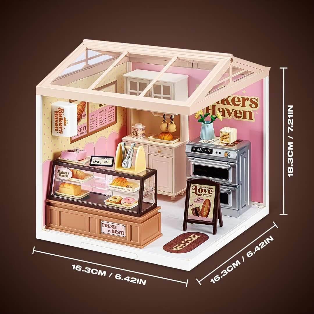 Miniatur-Bäckerei-Puppenhauskche mit Vitrine, Ofen, Theke und Süßwaren; Abmessungen angegeben als 16,3 cm Quadrat und 18,3 cm hoch.